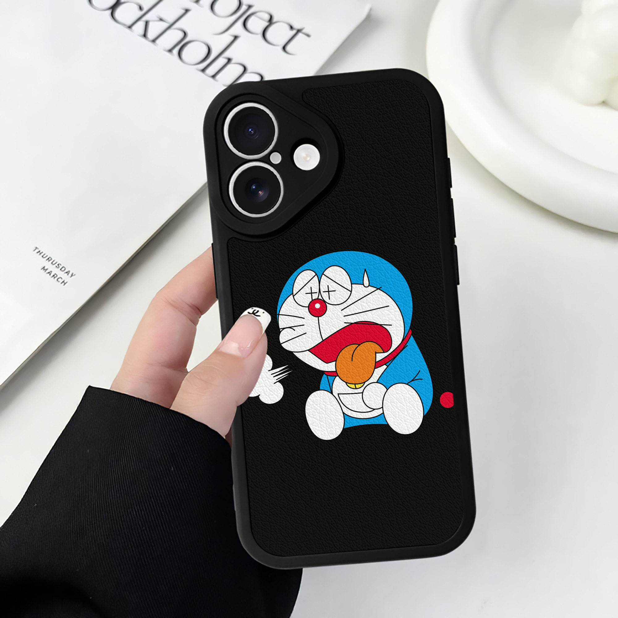 （画像用） ドラえもん Doraemon 【iPhone 16シリーズ対応】シリコンスマホケース（レザー調） 材質：シリコン